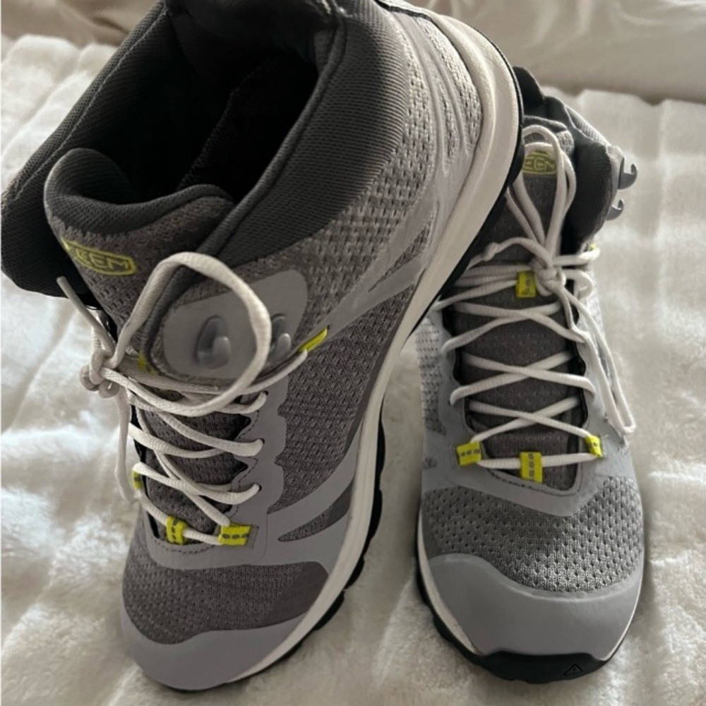 Keen hiking boots women’s size 10 NWOT waterproof